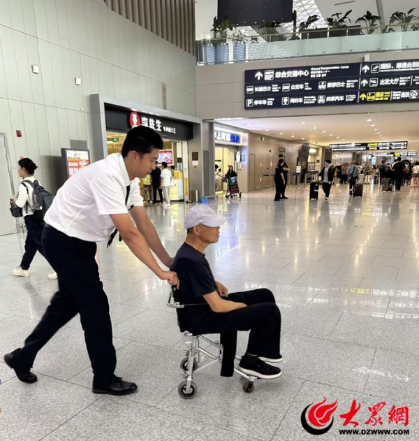 奕汇网 真情守护！青岛航空员工暖心接力帮助老人就医